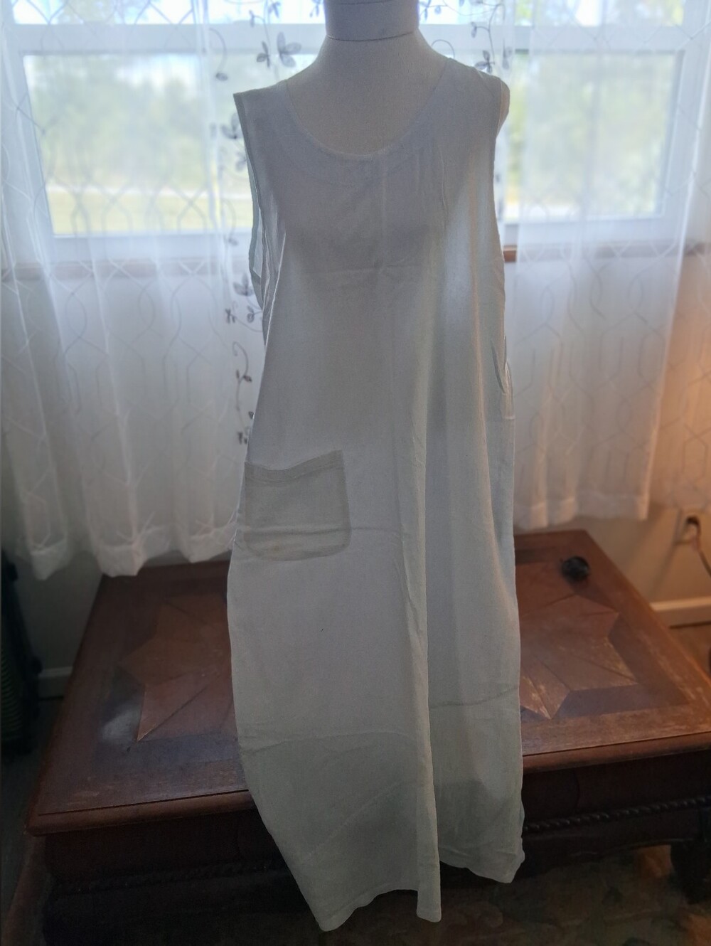 Relaxed White Sleeveless Maxi Dress with Front Pocket